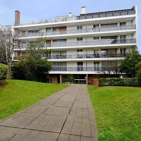 Large Familial Ideal Apartment
