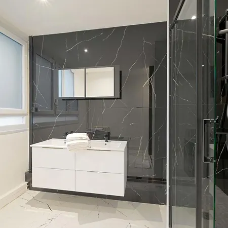Large Familial Ideal * Issy-les-Moulineaux