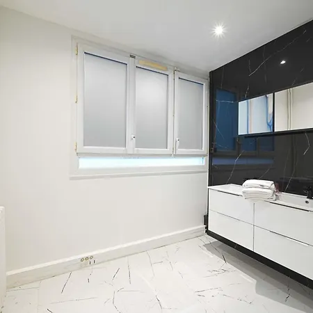 Large Familial Ideal Issy-les-Moulineaux