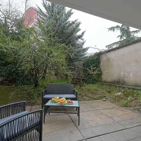 Large Familial Ideal Apartment