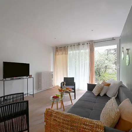 Large Familial Ideal Apartment